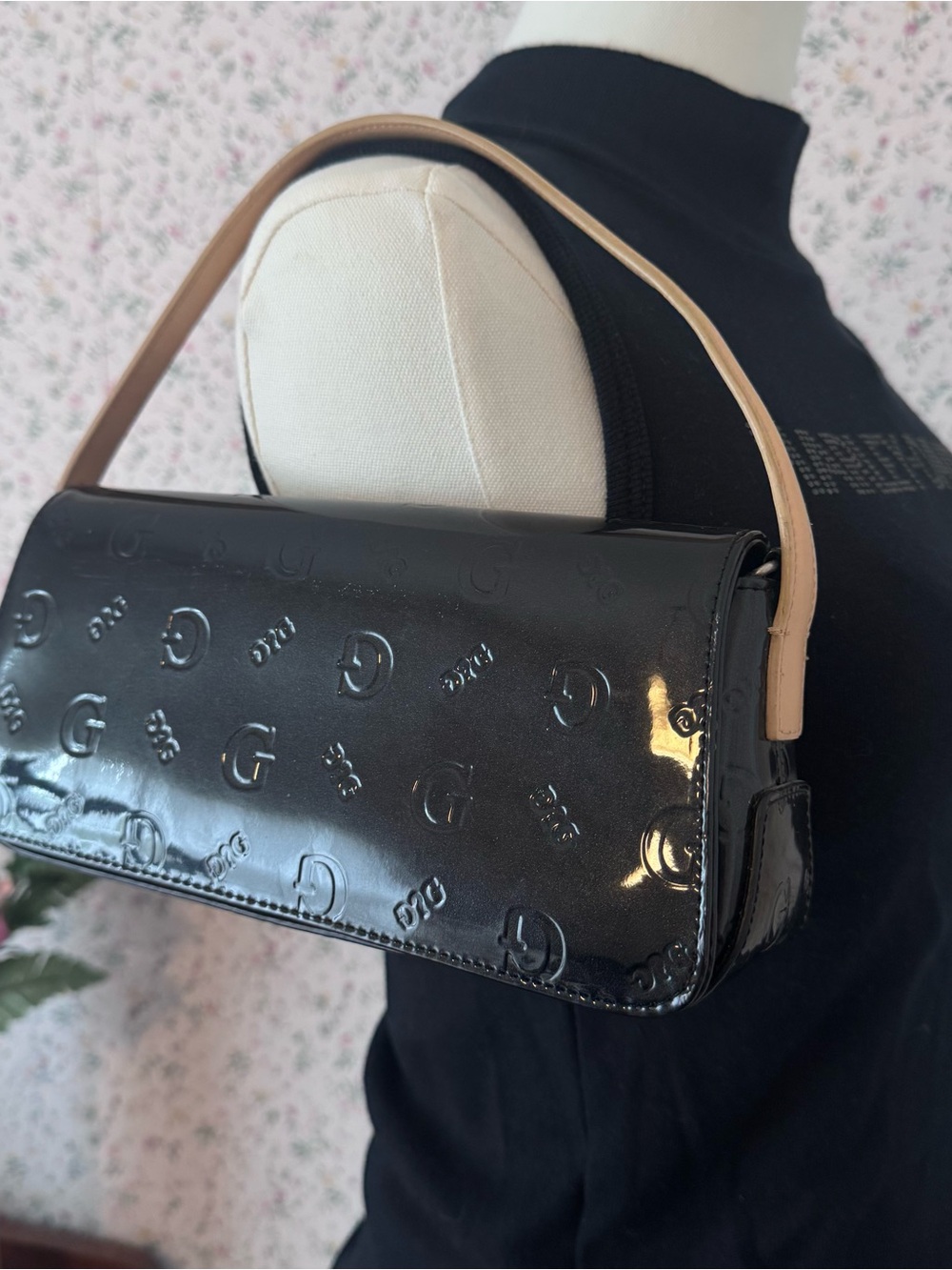 Y2K GUESS Patent Leather Shoulder Bag in Black with Beige Strap